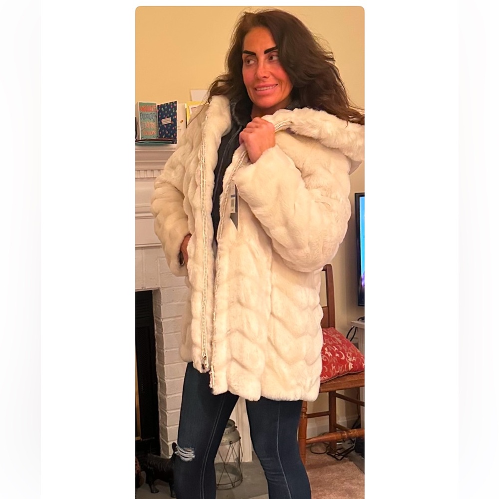 NEW⭐️ Never Worn Portrait (brand) Faux Fur Women’s Coat (XL)